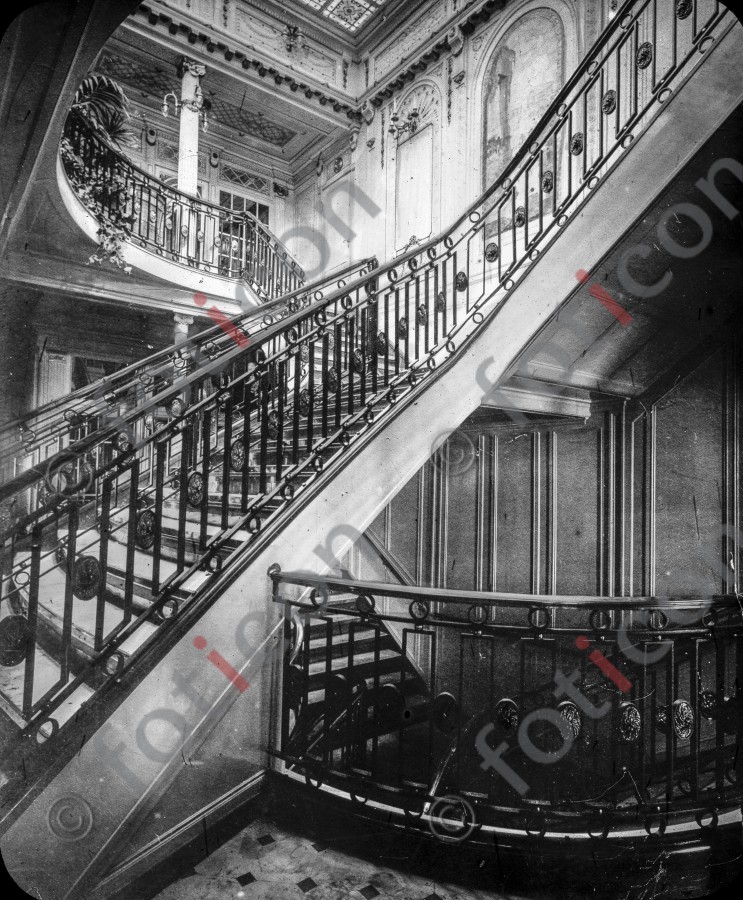Treppe der RMS Titanic | Staircase of the RMS Titanic  - Foto simon-titanic-196-004-sw.jpg | foticon.de - Bilddatenbank für Motive aus Geschichte und Kultur